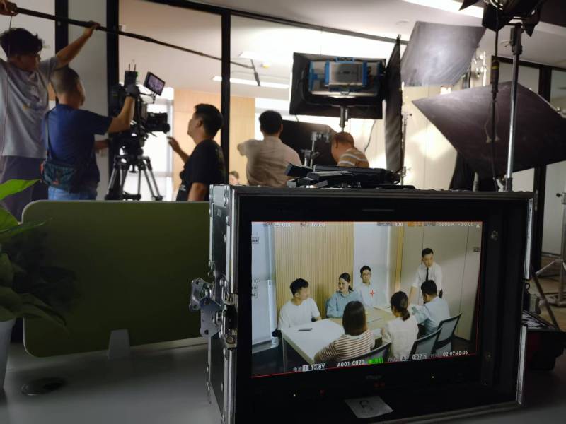 新乡县TVC拍摄公司：科技产品视觉化大师，诠释未来感与功能美学